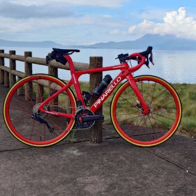 練習ライド中に1枚、バックの桜島と愛車。