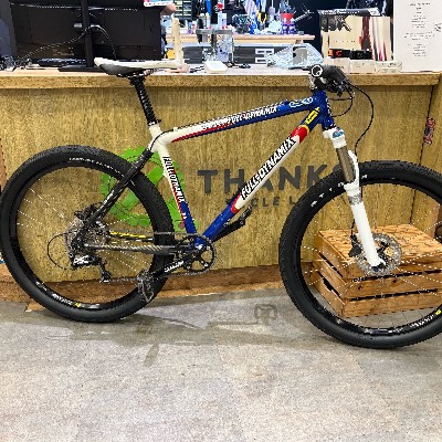 真面目にレースしてた時代のフルダイナミクスを街乗り用に直した。といってもパーツ構成がナイス過ぎてタイヤ位しか変えてないな。