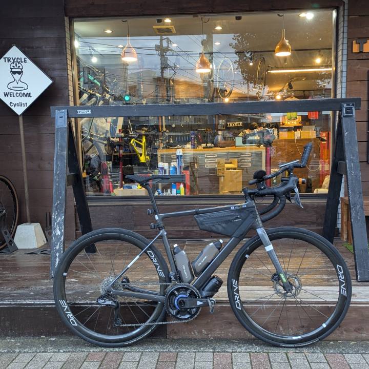長距離用バイクです。
ブルベやファストランで使ってます。
先日チームリレーのWUCA日本縦断チャレンジをしたのですが、そのレギュレーションとして反射テープを各所に貼っています。