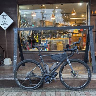 長距離用バイクです。
ブルベやファストランで使ってます。
先日チームリレーのWUCA日本縦断チャレンジをしたのですが、そのレギュレーションとして反射テープを各所に貼っています。