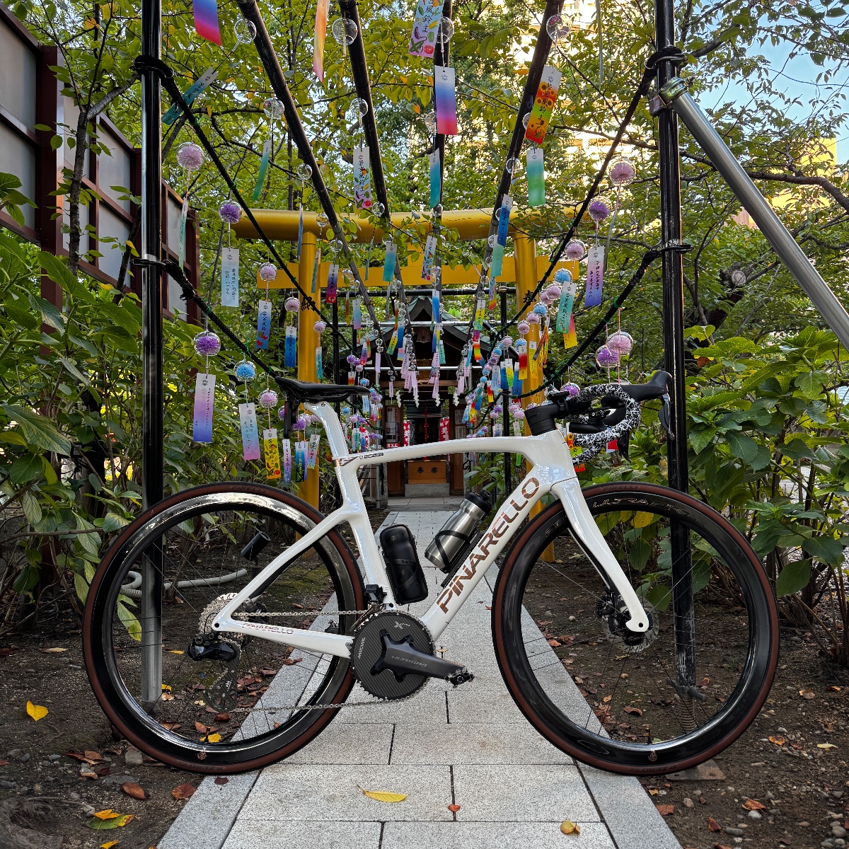 PINARELLO F7 2026 ALABASTER WHITE SHINY
バイクとパーツは、基本的に Made in JAPAN と Made in ITALY にこだわってますが、サイコンとリアレーダーは Made in TAIWAN、フロントライトとバーテープは Made in USA、CLIK VALVEは Made in GERMANY ですw
ちなみにPIRELLIはドイツのメーカーですが、
P ZERO RACE TLRは Maid in ITALYです。