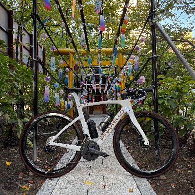 PINARELLO F7 2026 ALABASTER WHITE SHINY



バイクとパーツは、基本的に Made in JAPAN と Made in ITALY にこだわってますが、サイコンとリアレーダーは Made in TAIWAN、フロントライトとバーテープは Made in USA、CLIK VALVEは Made in GERMANY ですｗ
ちなみにPIRELLIはドイツのメーカーですが、
P ZERO RACE TLRは Maid in ITALYです。