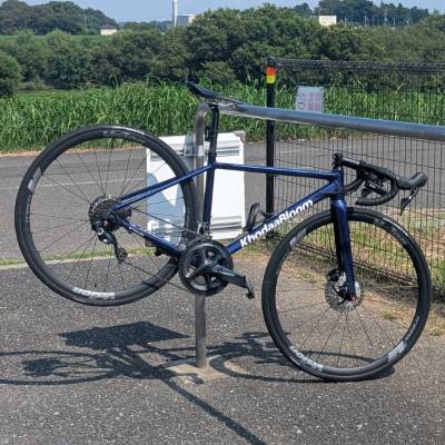 純正で良いパーツがついててコスパ◎なアルミロードです。軽量オールラウンダーなレーシングロードで平坦登りともに効率よく走ることができます。mavicのニュートラルバイクとしても採用されています
