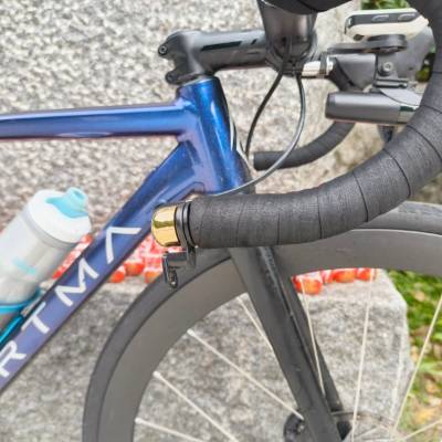 ゆるふわーくすのバーエンドベルアダプターを介してcateye OH-2400を取り付け。
青切符対応。