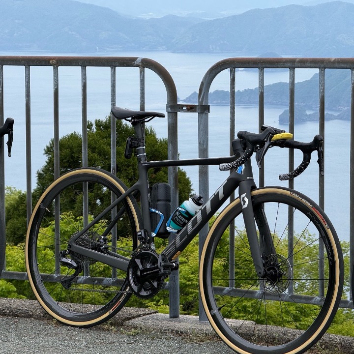 SCOTT ADDICT RC ULTIMATE 
僕には持ったいないくらいハイエンド
スンスンのシール貼ってるので、スンスソって呼んでます笑
構成
フレーム　ADDICT RC ULTIMATE 
ハンドルバー　FSA K-FORCE light 
コンポ　R8150 and DURA-ACEクランク
ホイール　HYPERON
タイヤ　Corsa Control