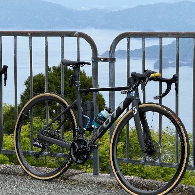 SCOTT ADDICT RC ULTIMATE 
僕には持ったいないくらいハイエンド
スンスンのシール貼ってるので、スンスソって呼んでます笑
構成
フレーム　ADDICT RC ULTIMATE 
ハンドルバー　FSA K-FORCE light 
コンポ　R8150 and DURA-ACEクランク
ホイール　HYPERON
タイヤ　Corsa Control
