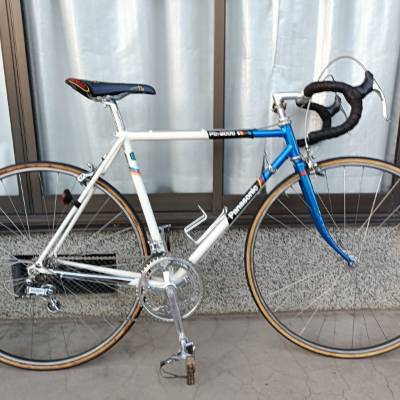 35年くらい前のクロモリロードバイク Panasonic PC-2000
7400デュラエース組みでレストアして綺麗なので飾ってある
豪脚仕様なので乗れないんですがｗ