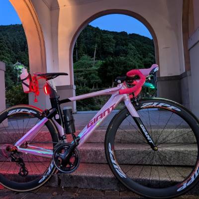 GIANT FCR2が気に入ったのでバージョンアップのつもりでFCR1を購入
この見た目でアルミフレーム+カーボンフォーク
硬すぎて自分の脚には合いませんでした
貧脚なりにスピード一番出せますが短距離しか走れませんしもたないです
なぜかヒルクライムレースに出たことも
元々は青白フレームでしたがラッピング加工でピンクにしました