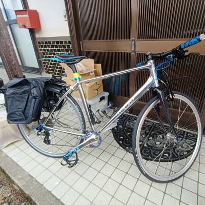 初めて買ったスポーツ自転車
自転車整備とカスタムをこれで学びました
3×8s→2×9s→1×8sとコンポ変えました
フレーム色もブルートーン→ブルー+ピンクメッキラッピング→ピンクパールラッピング→塗装剥がしてポリッシュと変わってます
旅自転車として使ってます