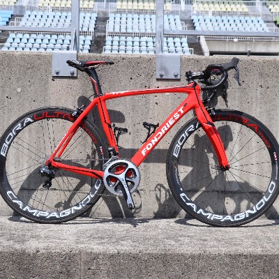 FONDRIEST TF2 1.5です。
コンポーネントは9070と6870のミックス。
ホイールはCAMPAGNOLO BORA ONEのベアリングをCULTに交換した物です。デカールはその際変えました。