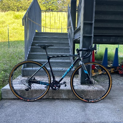GIANTのTCXです。
コンポーネントはSRAMですが、シマノに組み替え予定。クランクはROTOR。ホイールはDTSWISSのリムとハブの手組み。リムはRR411でハブは350。スポークは何か忘れましたがエアロスポークです。
タイヤはchallengeのCHICANEで、練習用なのでクリンチャーですが、決戦ホイールは別でチューブラーを持ってます。