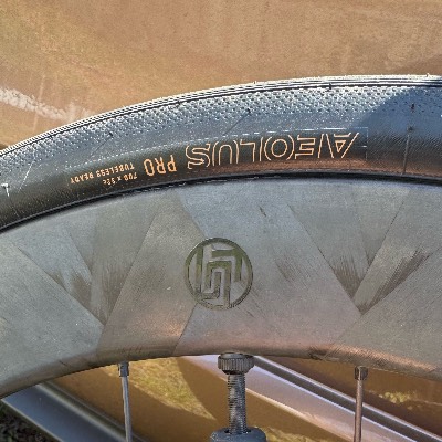 BONTRAGER AEOLUS PRO 32c
しなやかで乗りやすい。