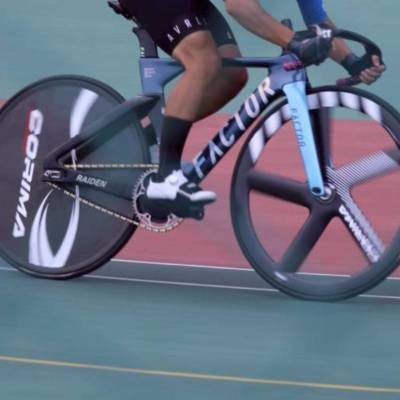 FACTOR RAIDEN TRACK
発表された直後、日本にたまたまサイズが合うものが入っており、私が知らぬ間に父が購入
フォークやリア周りなど、かなりワイドクリアランスで今時の空力設計が取り入れられている
そんな色々変わった車体でありつつもフロントがスルーアクスルな事以外は従来のピストと変わらず、パーツを使い回すことができるのもgood
剛性はしっかりとありつつも、しなやかさも持ち合わせておりスピードが乗ってからが気持ちいい
僕をインターハイに連れて行ってくれた最高の車体