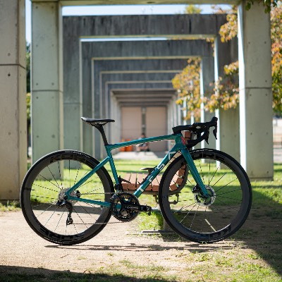 TFSA JH33というバイクです。
ヘッドチューブにカスタムペイントでお花のイラストをを入れました。