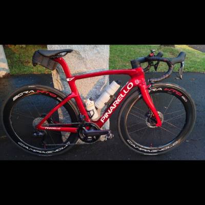 PINARELLO F7 2026年モデルです。
ホイールアップグレードプログラム使用でBORA WTO 60 C23に。
ホイールはCDJ様にカスタムペイントして頂きました。