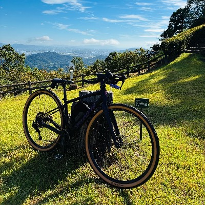 フレーム: Specialized Dive

サドル: Specialized Power with Mimic (155mm)

ハンドル: Veno（ヴェノ）ボーダレス ハンドルバー 2

シートポスト: Roval Terra Seatpost

ホイール: Mavic Allroad

タイヤ: IRC BOKEN PRO TLR 700×47c（サイドウォール：タンカラー）

コンポーネント: Shimano ESSA（シマノ エッサ） (フロント 32T / リア 11-45T

ブレーキキャリパー: GROWTAC EQUAL 機械式ディスクブレーキキャリパー（カシマコート
仕様）

ブレーキローター: GALFER（ガルファー） Disc Wave ローター